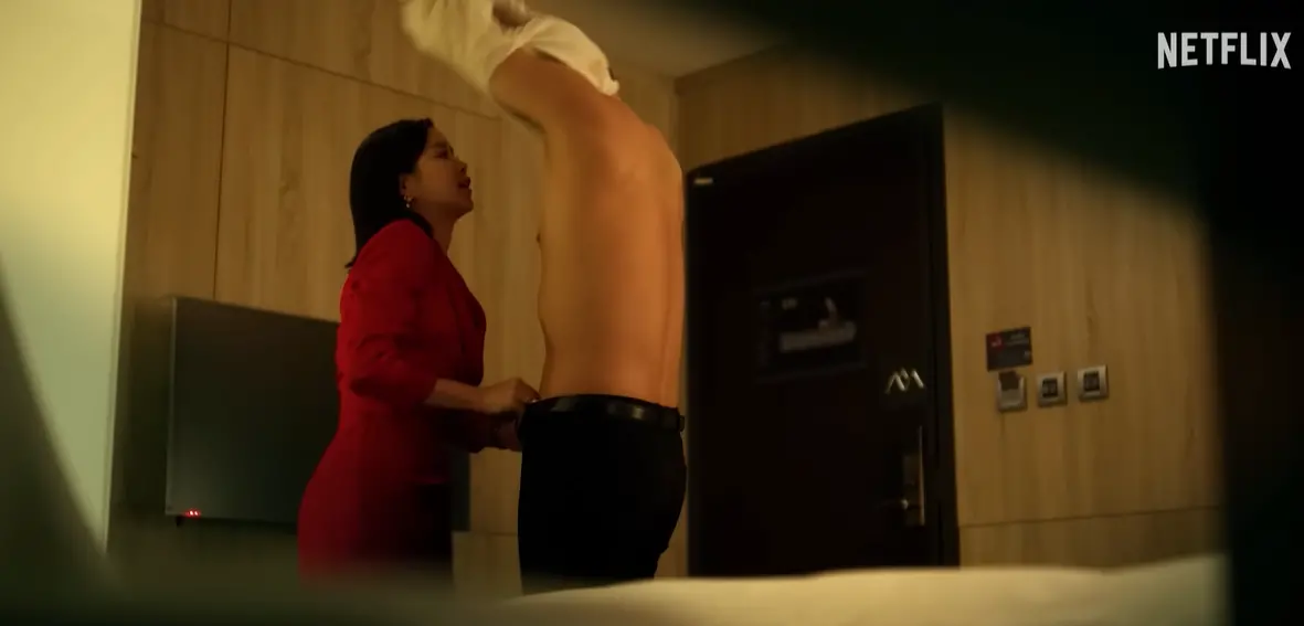 ▲李佳穎（左）合李銘忠在《此時此刻》有破尺度床戲，李佳穎老公也現身回應貼文，她笑說是「老公的情勒」。（圖／翻攝Netflix Asia YouTube）