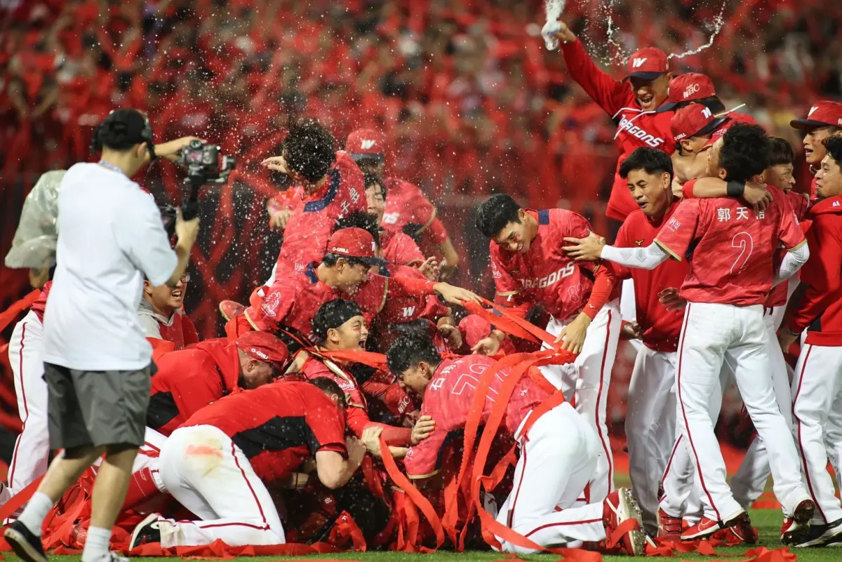 ▲中華職棒34年冠軍賽「台灣大賽」G7，味全龍靠著首局灌下5分，3洋投聯手登板，以6比3擊敗樂天，睽違24年再奪中職冠軍。（圖／記者葉政勳攝 ）