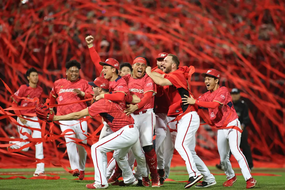 ▲中華職棒34年冠軍賽「台灣大賽」G7，味全龍一局下靠著保送、安打連發，開場就攻下5分大局取得領先，最終6比3擊敗樂天奪冠。（圖／記者葉政勳攝 ）