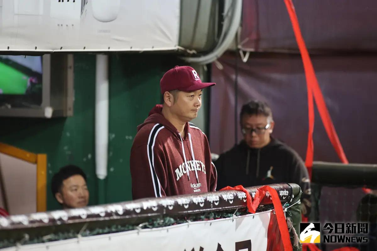 ▲樂天桃猿總教練曾豪駒，賽後沉思為何落敗。（圖／葉政勳攝）