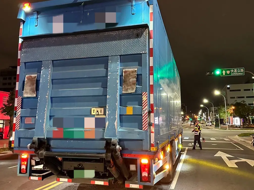 ▲新北市三重區光復路2段，今（12）日傍晚5時許發生一起死亡車禍。（圖／翻攝畫面）