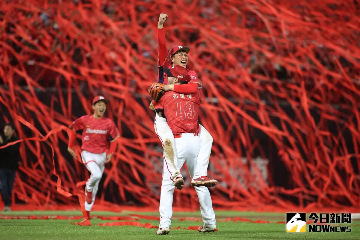 ▲味全龍總冠軍系列戰以4:3擊敗樂天桃猿奪得中華職棒34年總冠軍。（圖／記者葉政勳攝 , 2023.11.12）