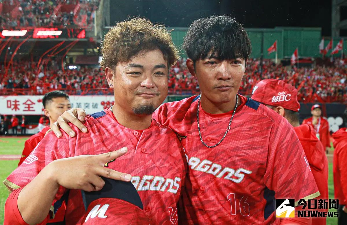 ▲味全龍兄弟檔王躍霖（左）、王維中（右）好感情，並在轉隊後，王維中感動發文。（圖／記者葉政勳攝）