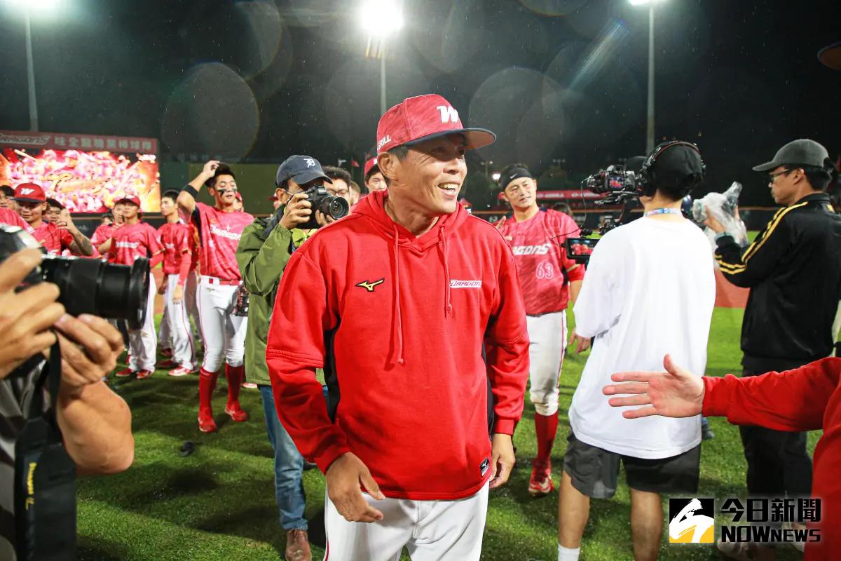 ▲味全龍睽違24年再奪中職總冠軍，總教練葉君璋:目標要打造王朝！（圖／記者葉政勳攝）