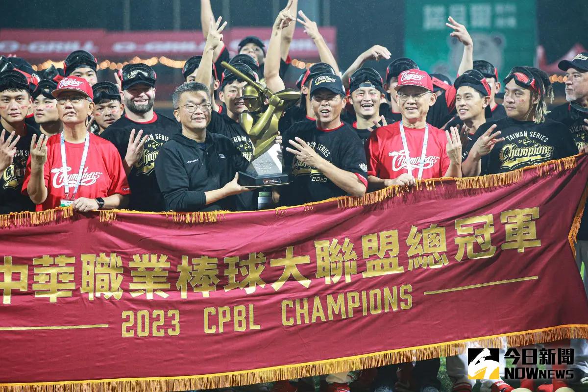 ▲味全龍睽違24年奪中職總冠軍，天母商圈35間店家齊推「味全龍封王優惠」。（圖／記者葉政勳攝 , 2023.11.12）