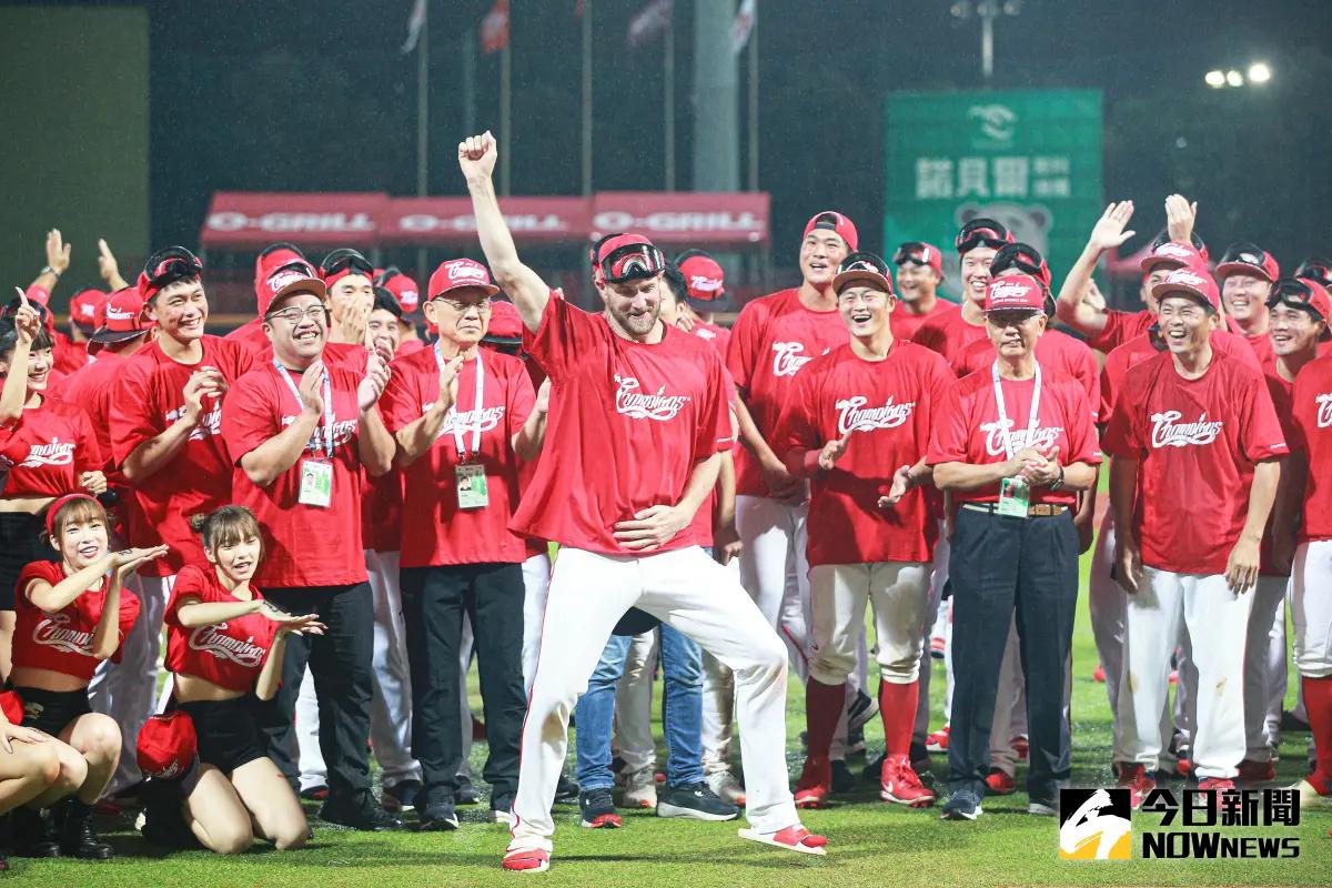 ▲味全龍下賽季將挑戰二連霸，新洋投輪值表現會是維持好戰績的關鍵，圖中為洋投鋼龍。（圖／記者葉政勳攝 , 2023.11.12）