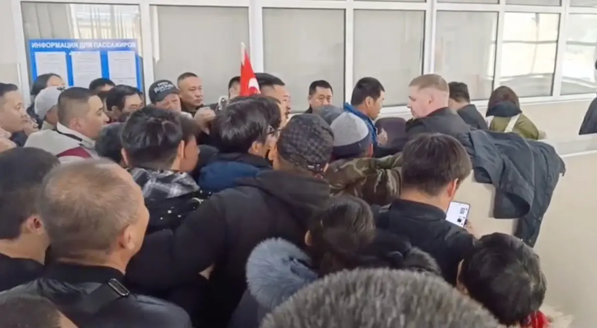 ▲由於黑龍江結冰，被迫滯留在俄羅斯的中國留學生與旅遊團們爆發爭執。（圖／西瓜視頻＠二哥海外記事）