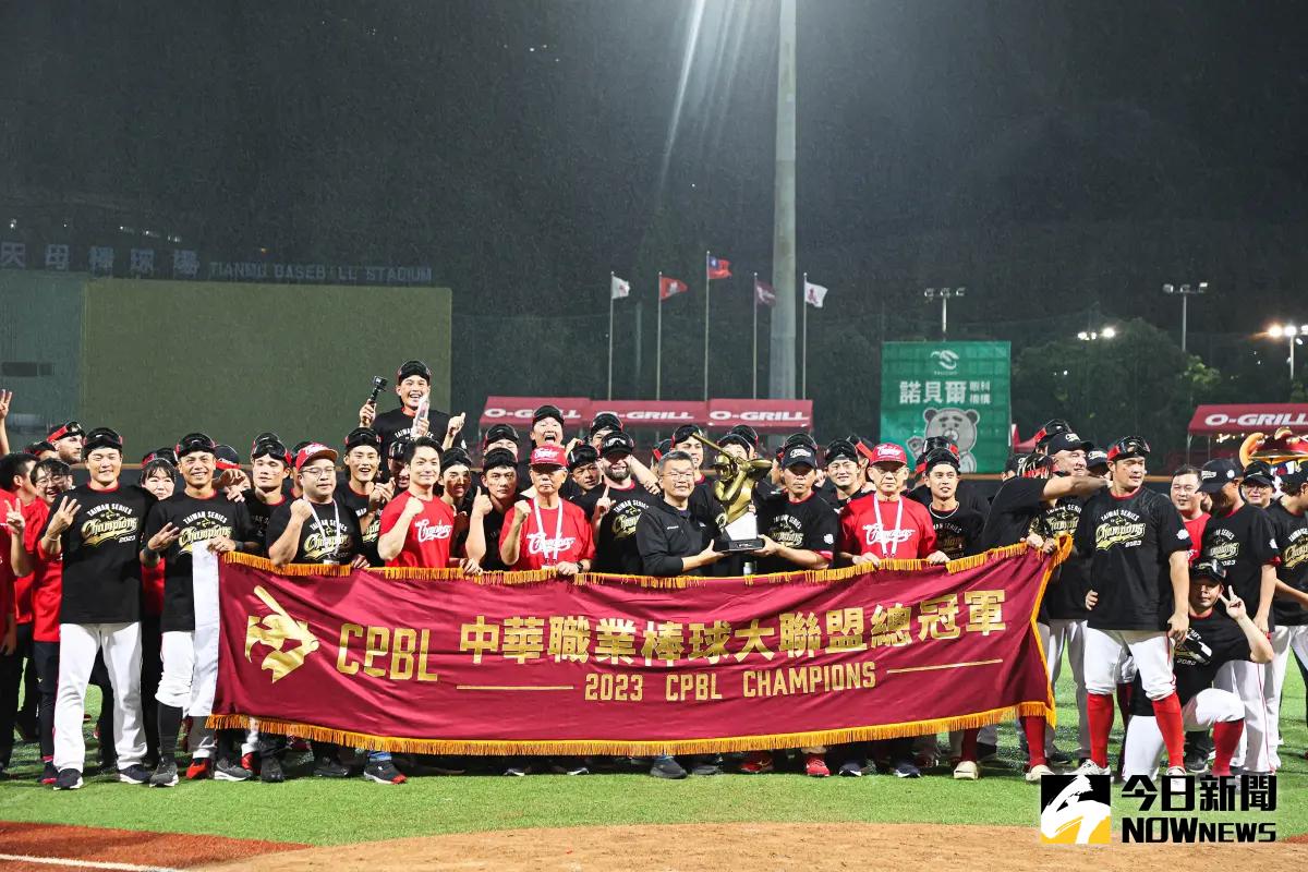 ▲味全龍勇奪中職34年總冠軍，宣布發出千萬獎金。（圖／記者葉政勳攝 , 2023.11.12）