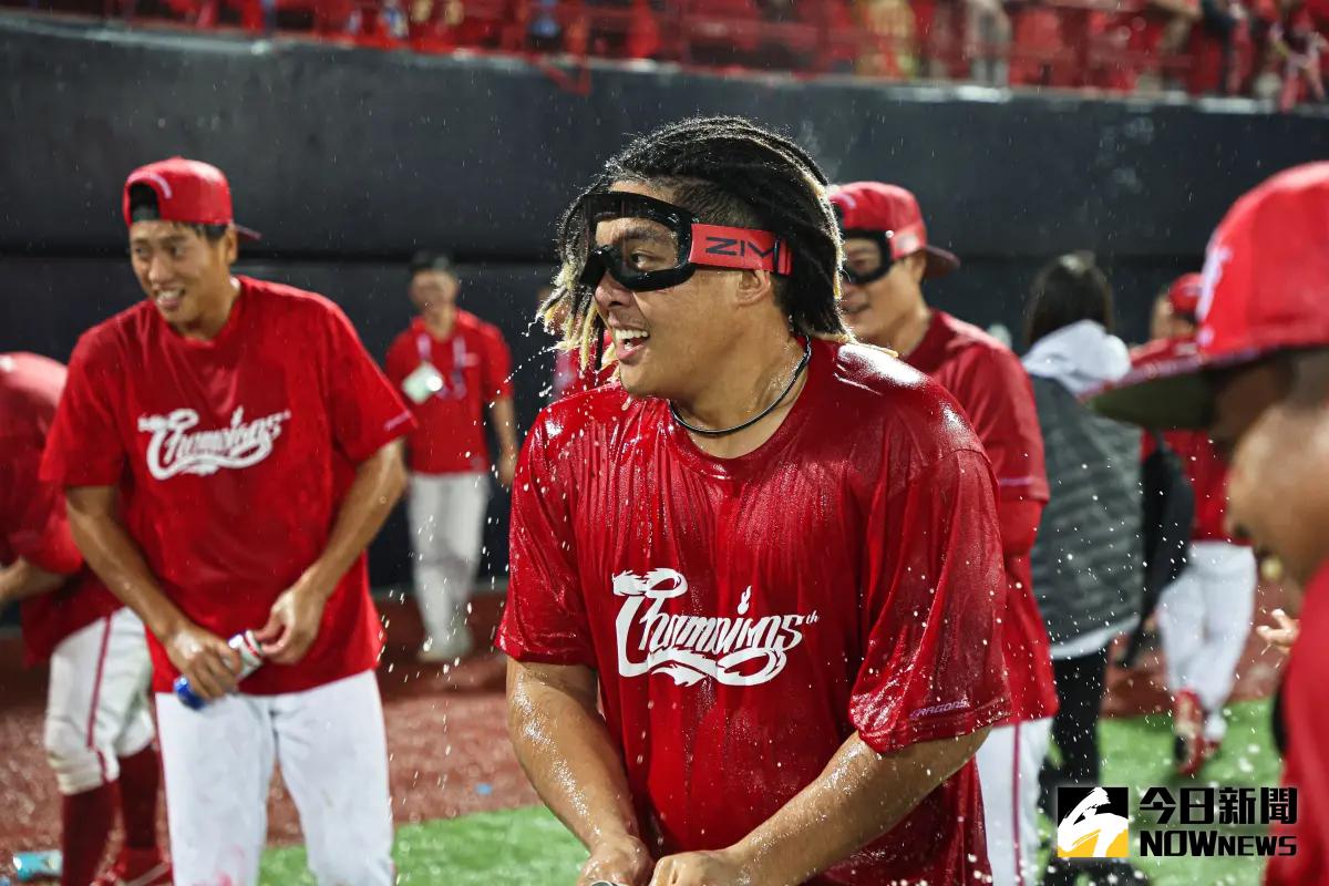 ▲味全龍勇奪中職34年總冠軍，賽後球員們都興奮噴香檳慶祝。（圖／記者葉政勳攝 , 2023.11.12）