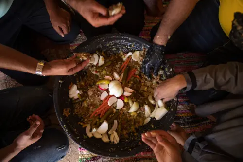 ▲加薩南部當地有著用西瓜入菜的傳統做法，不過同樣名為「西瓜沙拉」，這道菜餚需要經過火烤烹煮與加入辛香料。（圖／美聯社）
