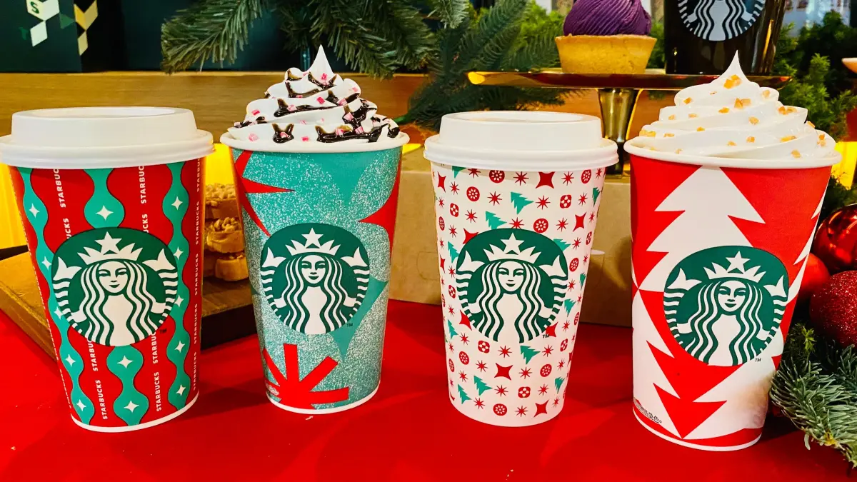 ▲星巴克買一送一2024最新「秋日美好境界」數位體驗！10月14日起爽喝14天「買一送一、第二杯半價」優惠，今先領券；「太妃核果風味那堤」回歸先在2024金星專屬耶誕派對搶先喝一次整理。（圖／記者蕭涵云攝）