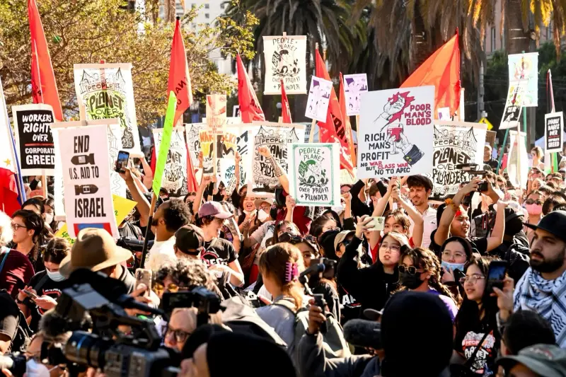 ▲APEC、拜習會登場前，美國舊金山街頭湧現大批抗議人潮，高舉各種不同訴求的標語。（圖／美聯社／達志影像）
