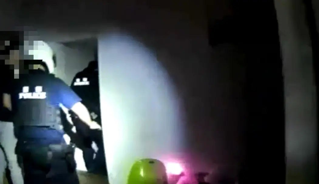 ▲新莊警局11日凌晨查獲職業賭場，逮獲24人、賭資66萬9062元、抽頭金新台幣25萬7410元。（圖／翻攝畫面）