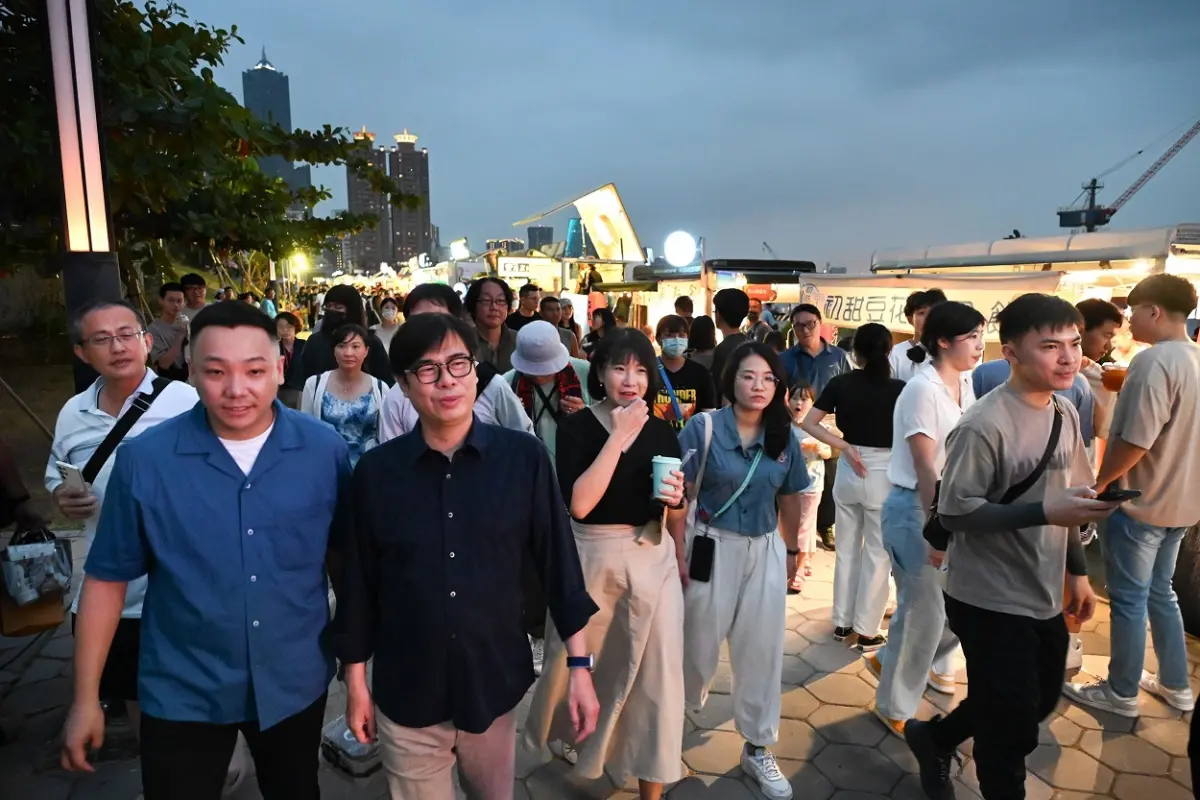 ▲高雄市長陳其邁與青年局長張以理開逛人潮爆滿的城市嶼浪市集。（圖／高市府青年局提供）