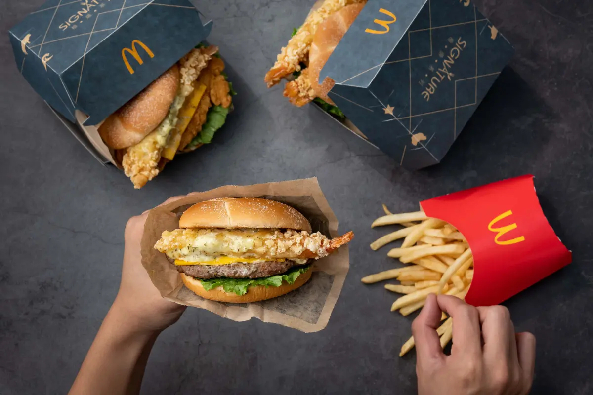 ▲麥當勞11月15日開吃海陸Signature極選系列，炸蝦天婦羅安格斯牛肉堡、炸蝦天婦羅辣雞堡，香蕉巧克力雙餡派也回歸！歡樂送全新優惠代碼「NUG」吃麥克雞塊等5款「買一送一」。（圖／台灣麥當勞提供）