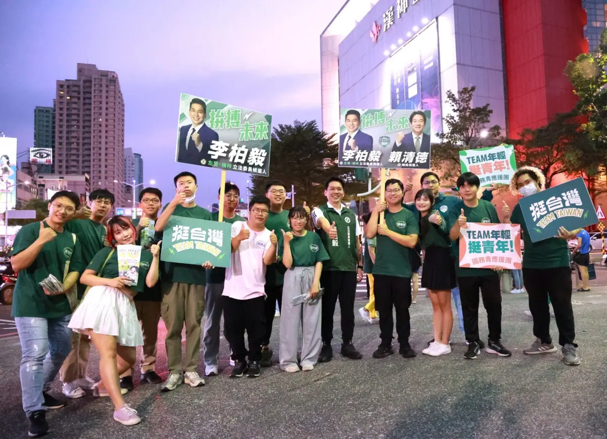 ▲民進黨青年部的「國務青助選團」11日南下高雄，與左楠區立委候選人李柏毅同框拜票，吸引不少民眾目光。（圖／翻攝畫面）