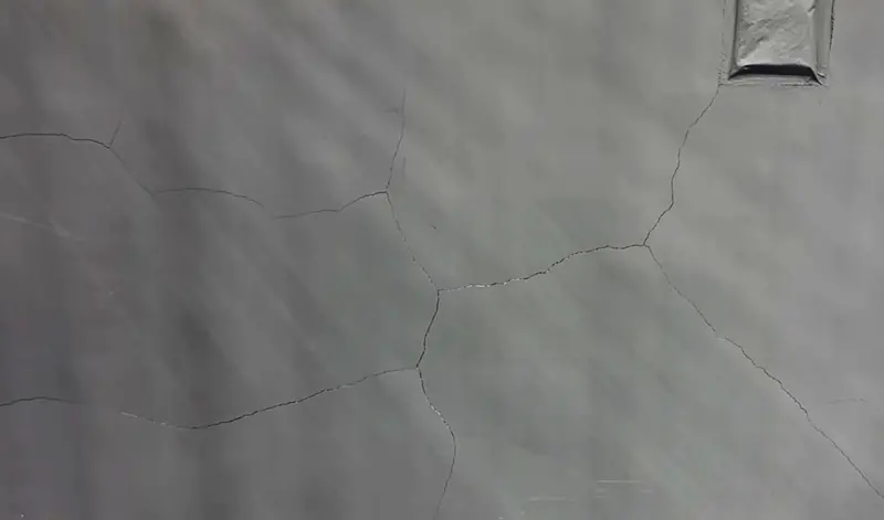 ▲大巨蛋內部牆壁裂痕。(圖/陳怡君辦公室提供)