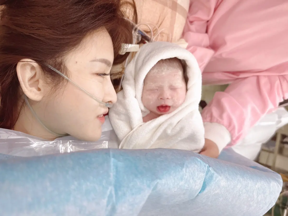 ▲兩性作家薇薇Weiisly上周大量出血，緊急送醫，提早產下女兒。（圖／薇薇Weiisly）