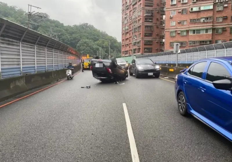 ▲13日上午，新北市新店區發生車禍事故，46歲的朱姓女子駕駛自小客車，行經祥和路時、不明原因自撞中央分隔島，車輛當場翻覆路中央。（圖／翻攝畫面）