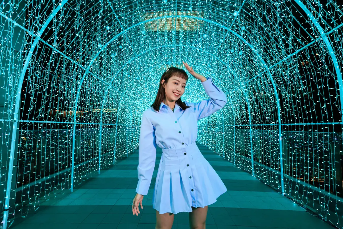 ▲連接大遠百與百揚大樓天橋的「琉星光廊」，璀璨藍白色燈光宛如神秘夜空中的耀眼星點。（圖 ／新北市政府觀光旅遊局提供）