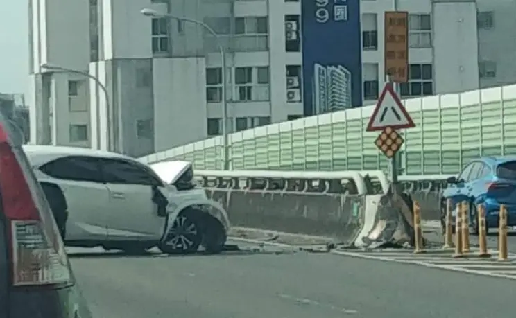 ▲台74線東向大里交流道發生自撞車禍。（圖／翻攝自記者爆料網）