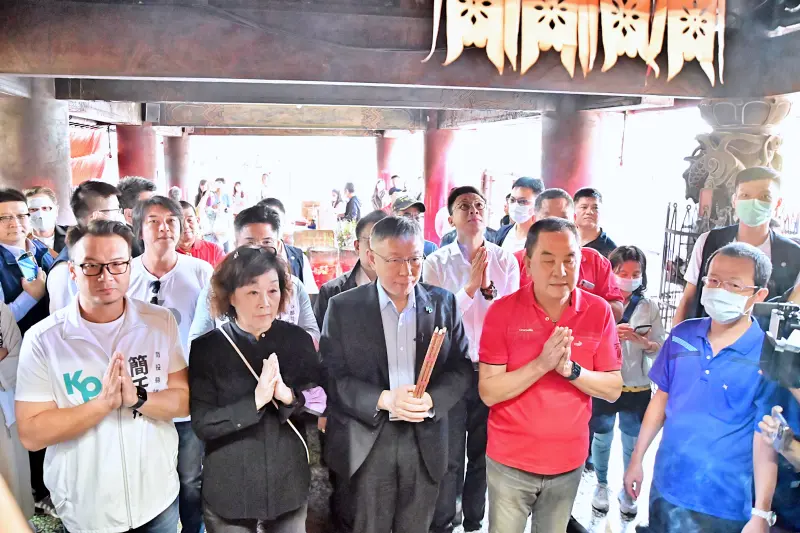 ▲柯文哲參訪竹山紫南宮，受到廟方人員歡迎。（圖／記者顏幸如攝，2023.11.13）