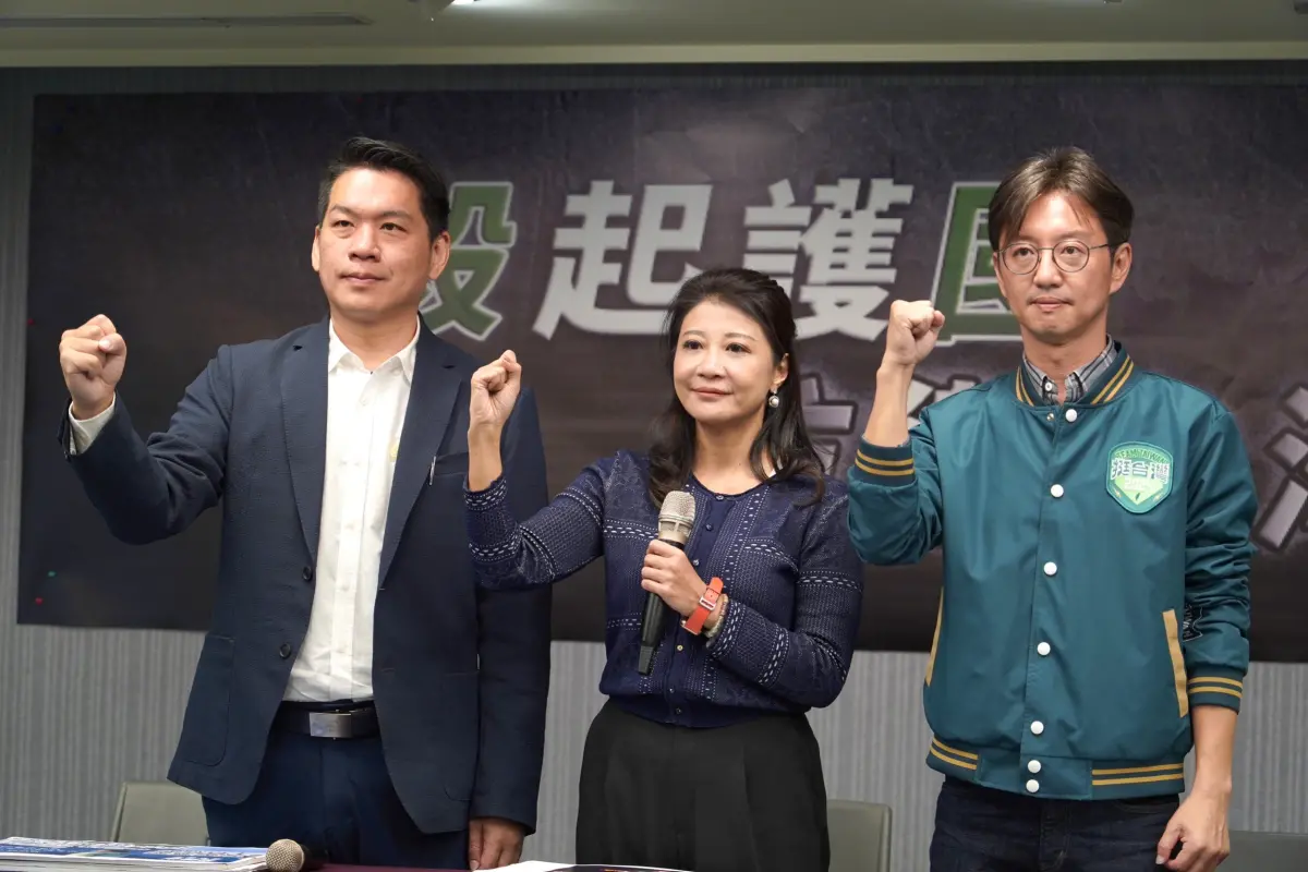 ▲民進黨發言人林楚茵今天偕同高雄市立委參選人李柏毅、台中市立委參選人江肇國召開記者會宣布，組成「毅起護國」連線誓言守台灣、保國防。(圖／翻攝畫面)