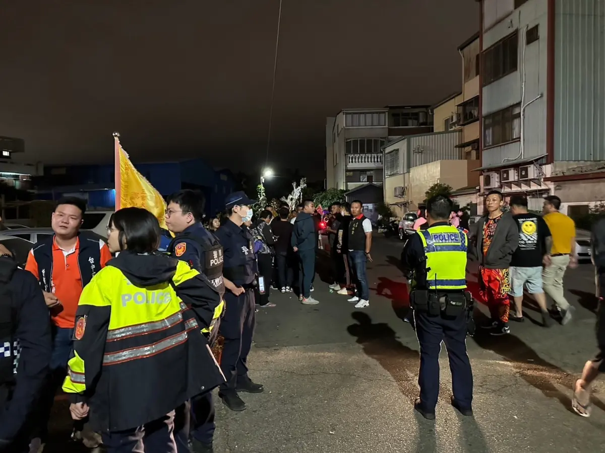 ▲台中潭子區的「玄王府」廟會引發衝突 ，大雅分局警方約制蒐證，平息衝突（圖/記者鄧力軍翻攝）