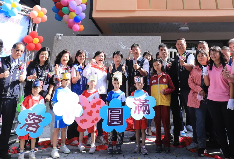 ▲盧秀燕與立委楊瓊櫻(中左)一起出席大雅國小新建幼兒園落成典禮。(圖/台中市政府提供,2023.11.13)