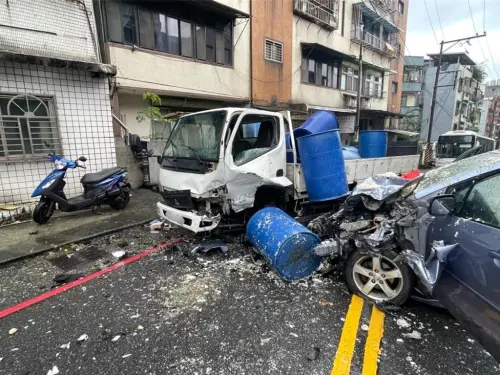 ▲基隆市休旅車與小貨車的對撞事故，載運廚餘桶全亂灑噴落一地。（圖／翻攝畫面）