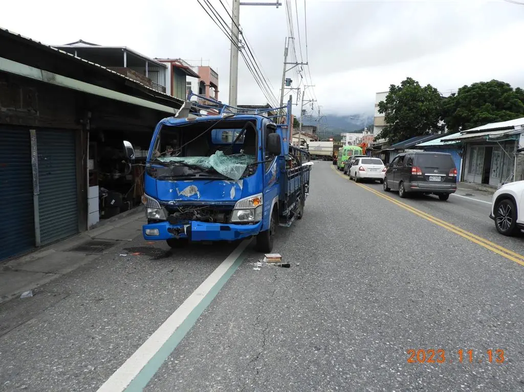 ▲男子無照駕駛在台9線上，疑因精神不記恍神，失控衝對向撞商家又撞單車騎士。（圖／翻攝畫面）