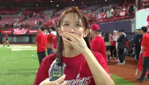 味全龍奪冠,啦啦隊長「小龍女」琪琪賽後更難掩激動情緒,感動落淚。圖/擷取自網路 ▲味全龍奪冠,啦啦隊長「小龍女」琪琪賽後更難掩激動情緒,感動落淚。圖/擷取自網路