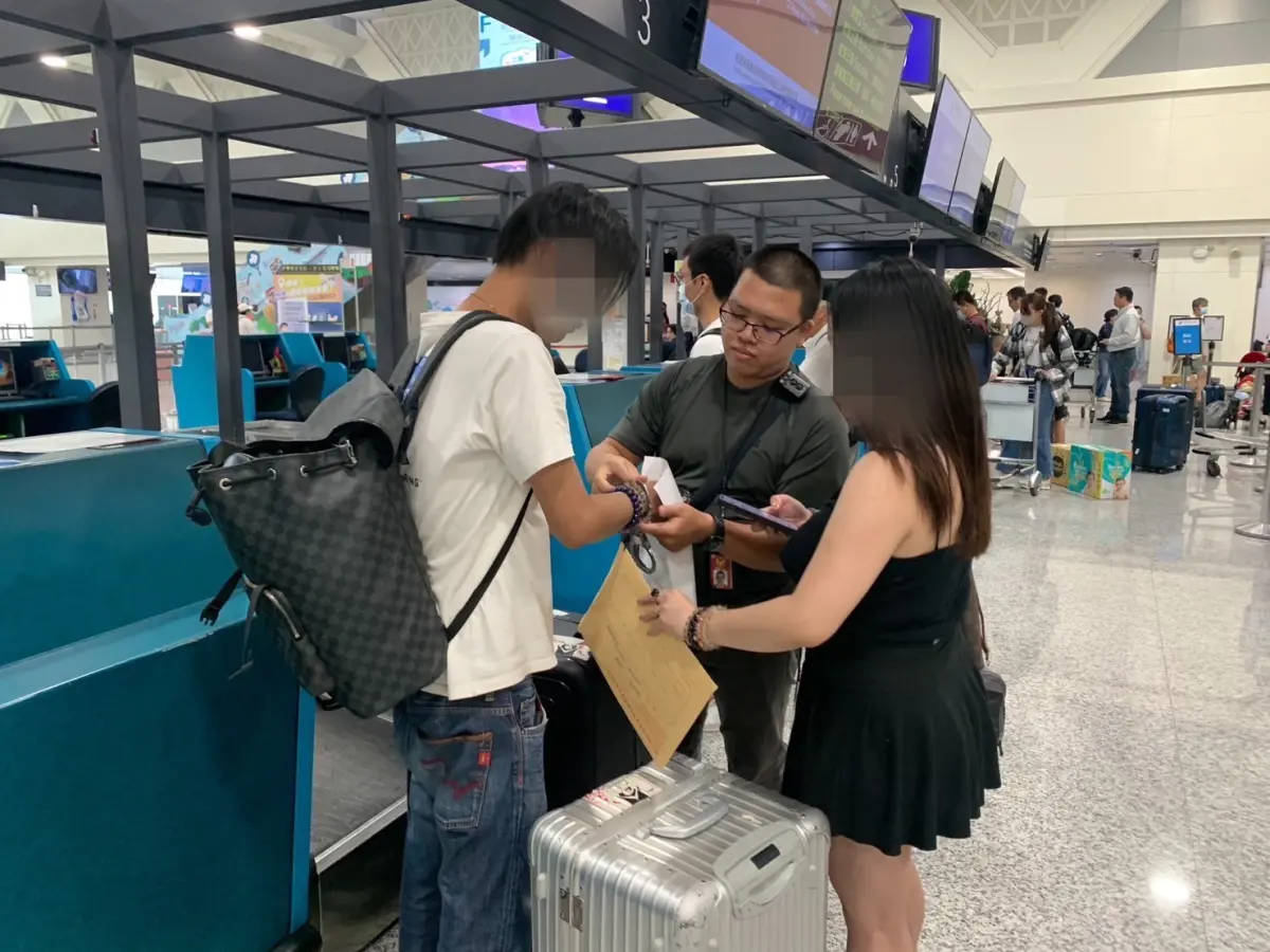 ▲警方在機場逮捕陳姓犯嫌。（圖／翻攝畫面）