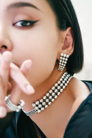 Tiffany Blue小藍盒變「寶可夢珠寶球」!黃金鑽石皮卡丘超狂亮相 ▲Kiwi演藝GEORG JENSEN X A. Roege Hover 聯名膠囊系列戒指、耳環與項鍊。(圖/GEORG JENSEN提供)
