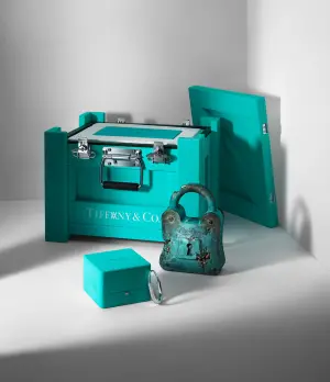 Tiffany Blue小藍盒變「寶可夢珠寶球」!黃金鑽石皮卡丘超狂亮相 ▲Tiffany & Co. x Arsham Studio青銅腐蝕雕塑掛鎖藝術品與限量聯名手鐲。(圖/Tiffany & Co.提供)