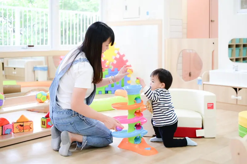 ▲公設民營桃園復興托嬰中心預計招收45名滿2個月至2歲嬰幼兒,自今年11月3日下午2 時起受理報名登記至11月17日下午2時截止。(圖/桃園市政府提供)