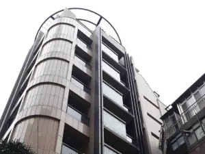 北市中山區公寓竄火舌！6旬住戶手臂二度燒燙傷　消防員緊急送醫
