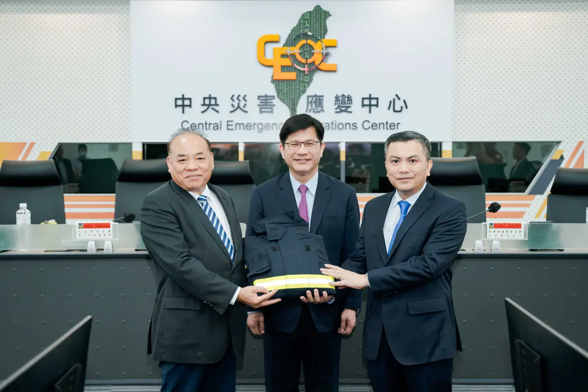 ▲消防署與台灣亞洲交流基金會於上週五舉行了「台越高科技救災消防研習營」結訓典禮。（左起）台灣消防發展與交流協會蔡世寅秘書長、總統府秘書長林佳龍、越南經濟文化辦事處武進勇代表。（圖／台亞基金會提供）