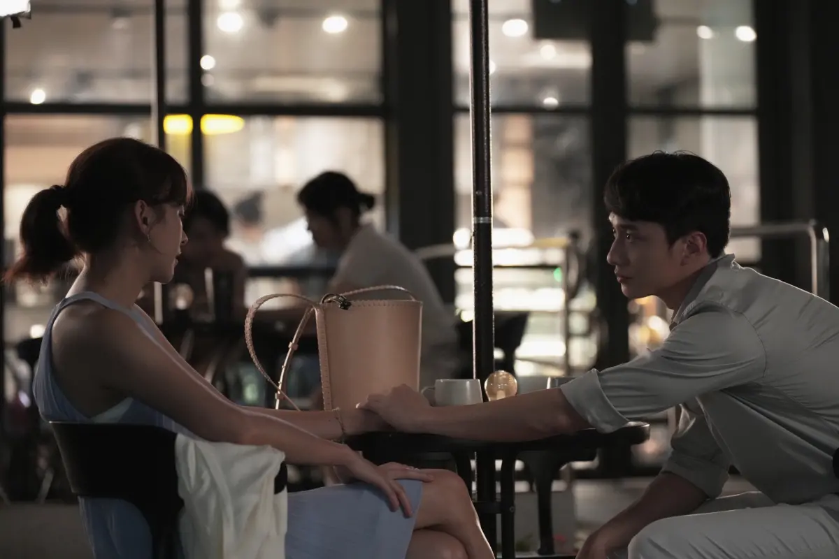 ▲演出《此時此刻》的劉俊謙（右），在電影《小曉》中又搭上人妻陳意涵，兩人為照顧過動兒燃燒愛苗。（圖／CATCHPLAY＋）