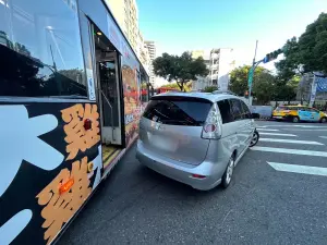 ▲本月9日上午，北市萬華一台自小客車與公車發生碰撞，警方獲報後到場，發現60歲的謝姓公車駕駛，渾身散發濃濃酒味，警方隨即對他進行酒測，其酒測值高達0.29MG/L，謝男當場被警方逮捕，全案依公共危險罪嫌，移送台北地檢署偵辦。（圖／翻攝畫面）