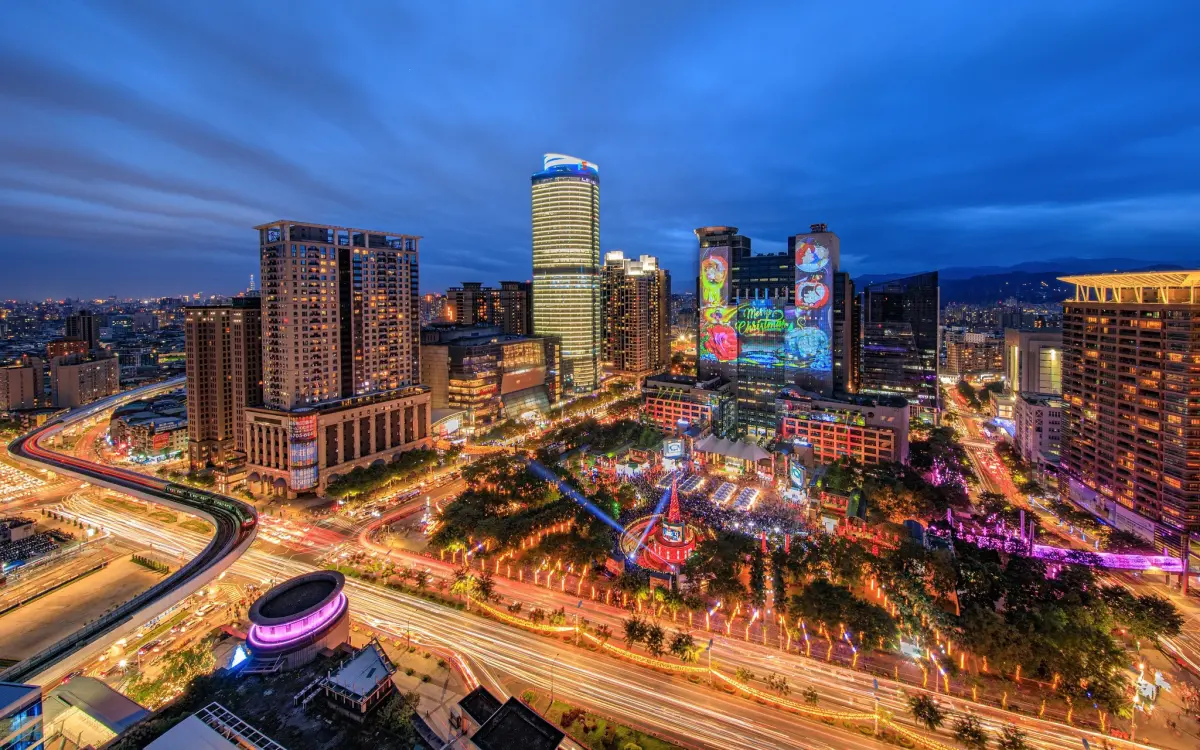 ▲2023新北耶誕城又來了，不少板橋人視其為惡夢，但也有不少人趨之若鶩，新板特區預售豪宅「勝輝一邸」成交單價破112萬，刷新房價天花板。圖為新板最高餐廳「50樓Cafe」窗邊眺望的新板夜景。（圖／50樓Cafe提供）