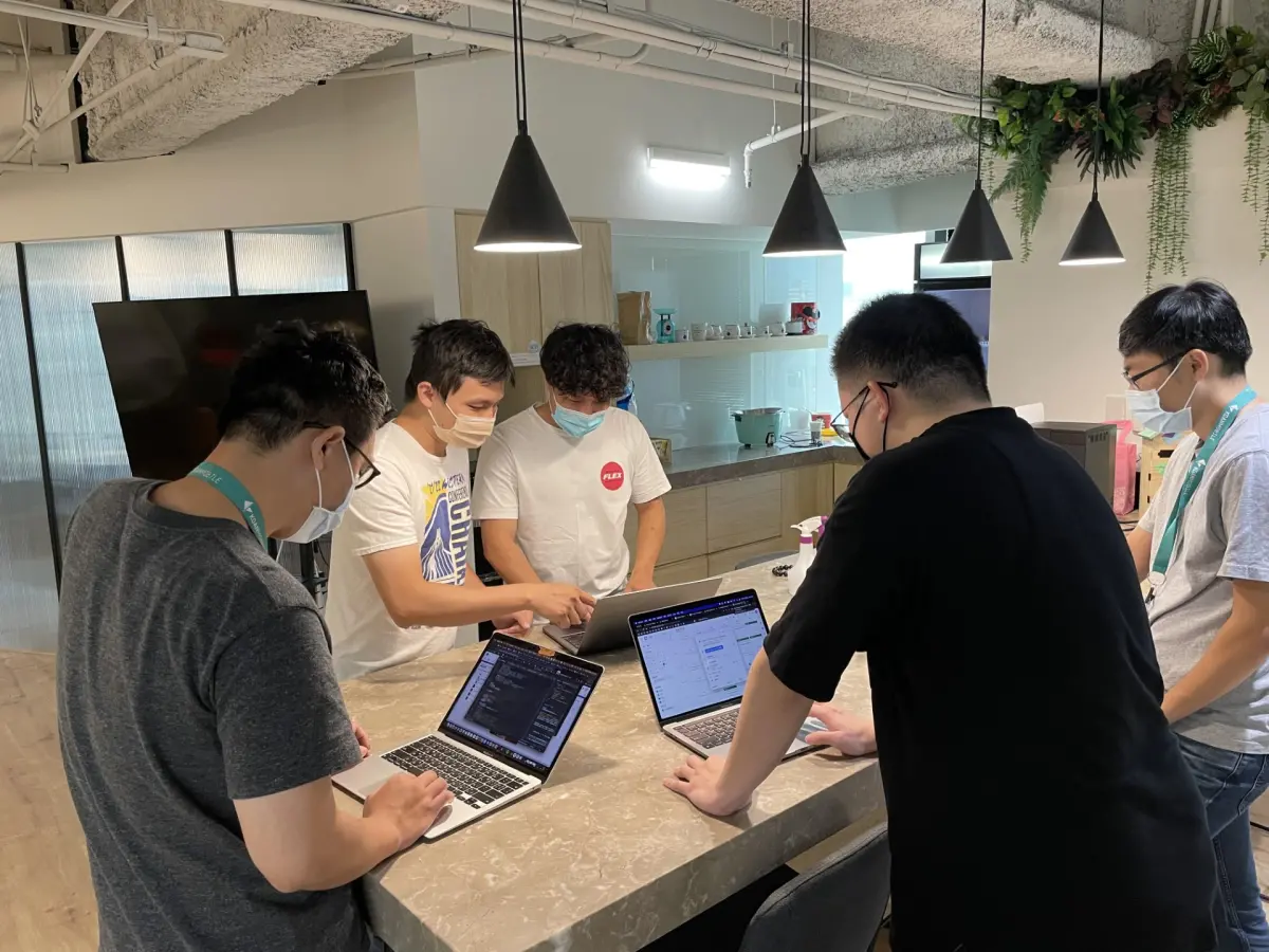 ▲「青年就業旗艦計畫」是專為15至29歲青年量身打造，讓青年進入工作崗位後，由資深員工教導、邊做邊學。（圖／勞動部提供）