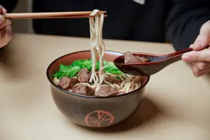 拿坡里x三商巧福「原汁牛肉麵披薩」!吃得到酸菜 跟必勝客拚了 ▲三商巧福「原汁牛肉麵」熱賣40年。(圖/三商餐飲提供)