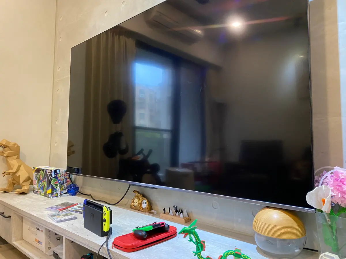 ▲電視機經常會有灰塵，家電大廠提醒，清潔前記得先關電源、拔插頭，千萬別對著螢幕噴酒精與清潔劑，可能會造成電視機故障。（圖／記者徐銘穗攝）