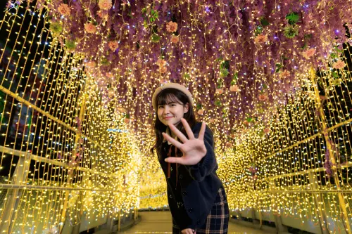 2023新北耶誕城4大燈區、9大亮點!捷運交通、演唱會時間一篇看懂 ▲「紫藤精靈光廊」粉紫金黃色彩好繽紛。(圖/新北耶誕城提供)
