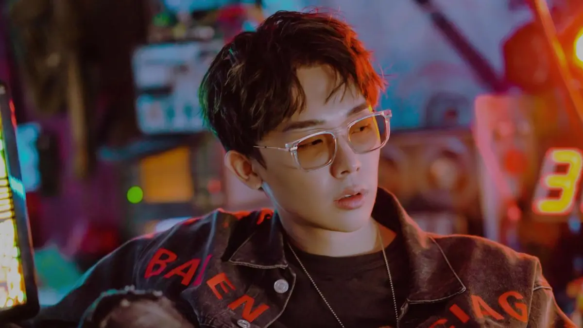 ▲「反骨男孩」蕾菈爆出染毒後，老闆酷炫也開出徵人條件，待遇可領6到7萬以上相當優渥，意外掀起大家討論。（圖／酷炫FB）