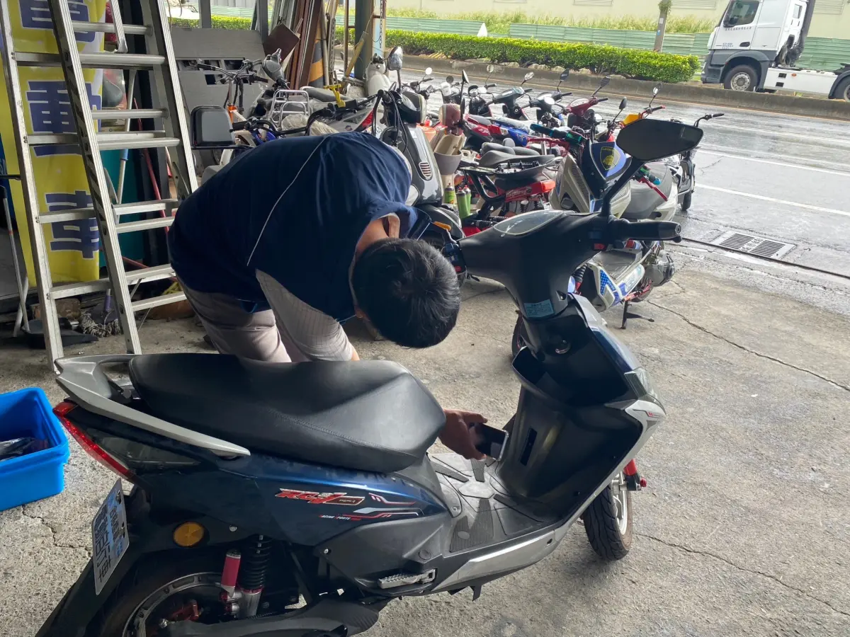 ▲高雄區監理所提醒，微型電動二輪車自111年11月30日起正式領牌納管，鼓勵已使用中微型電動二輪車提早掛牌，至112年底前免徵450元牌照和行照規費。（圖／高雄區監理所提供）