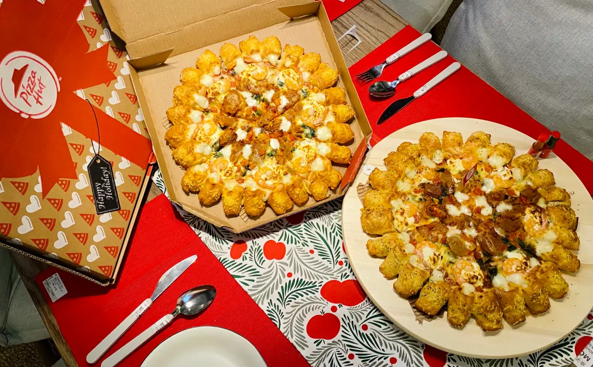 ▲必勝客雙12購物節優惠！一公尺派對巨飽盒下殺1212元，3款大披薩222元、小披薩111元，買紙包飯免費送個人披薩，新品「買一送一」、加1元多一件等4大好康折扣一次告訴你。（圖／記者蕭涵云攝）