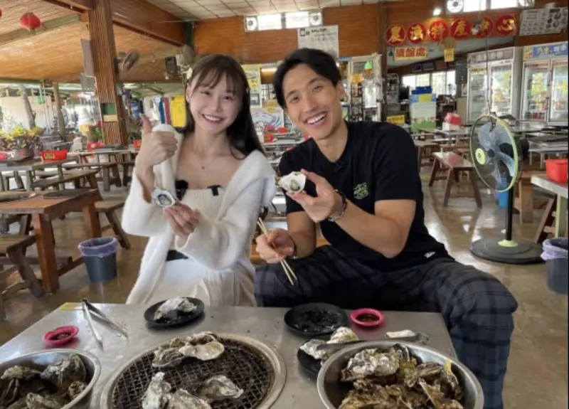 ▲新加坡Youtuber大胃王Zermatt Neo（右）在台南體驗「烤蚵吃到飽」。（圖／台南市政府提供）