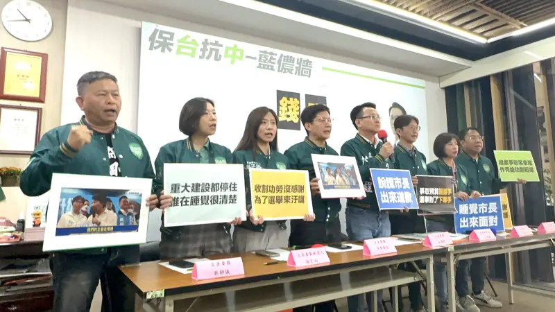 ▲民進黨台中市7名立委及參選人,齊聚批評盧秀燕拿補助時握握手、選舉到了下毒手。(圖/記者顏幸如攝,2023.11.14)